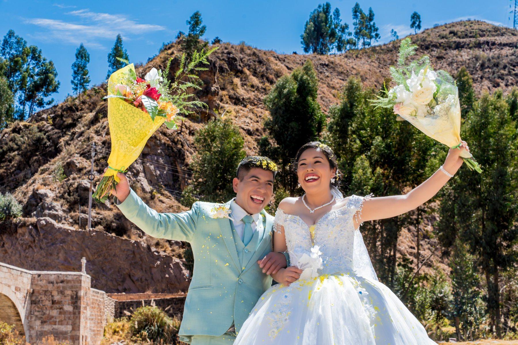 Novios celebrando, fotografía de Kawaii Studios